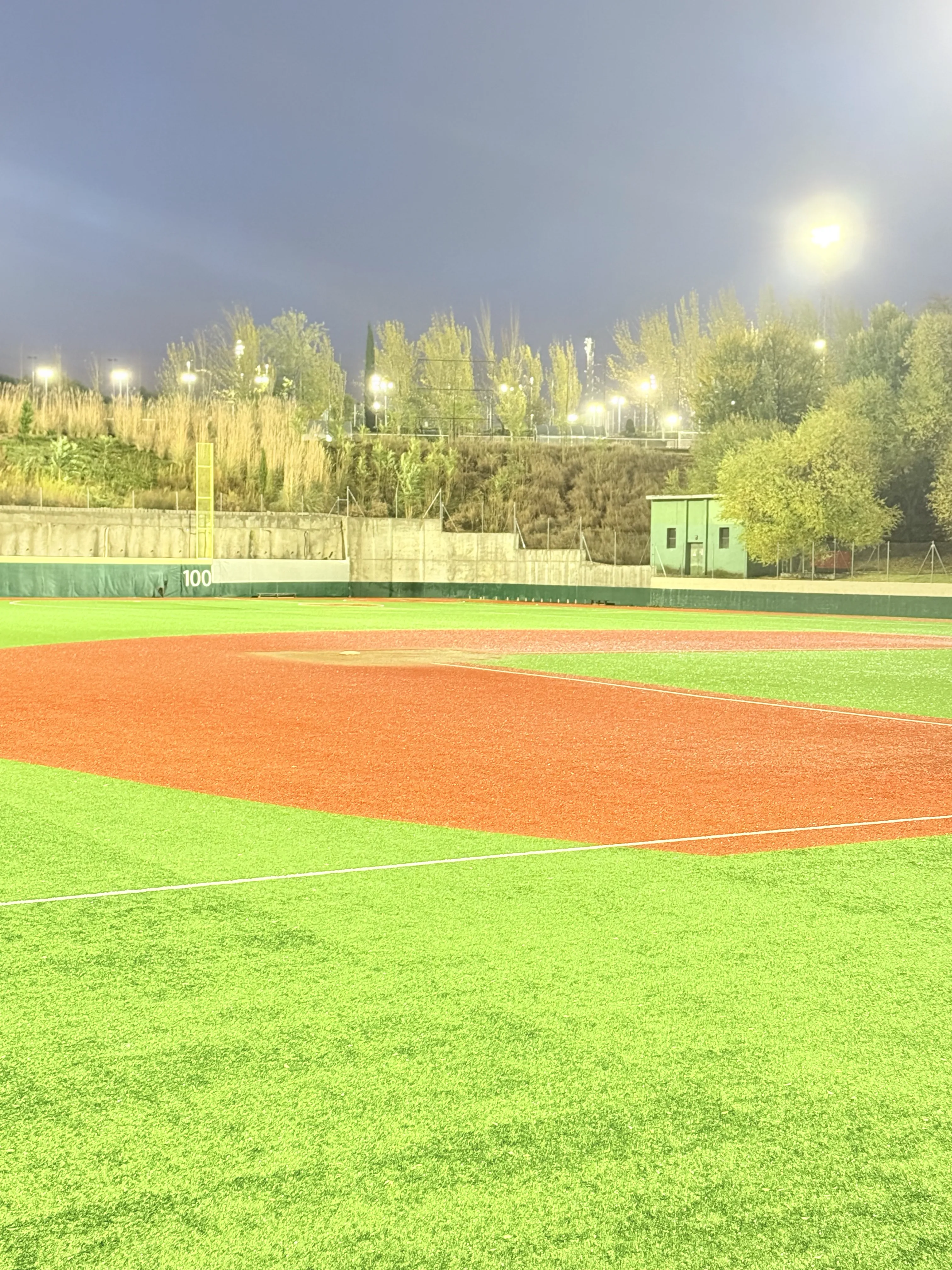 Campo iluminado de noche