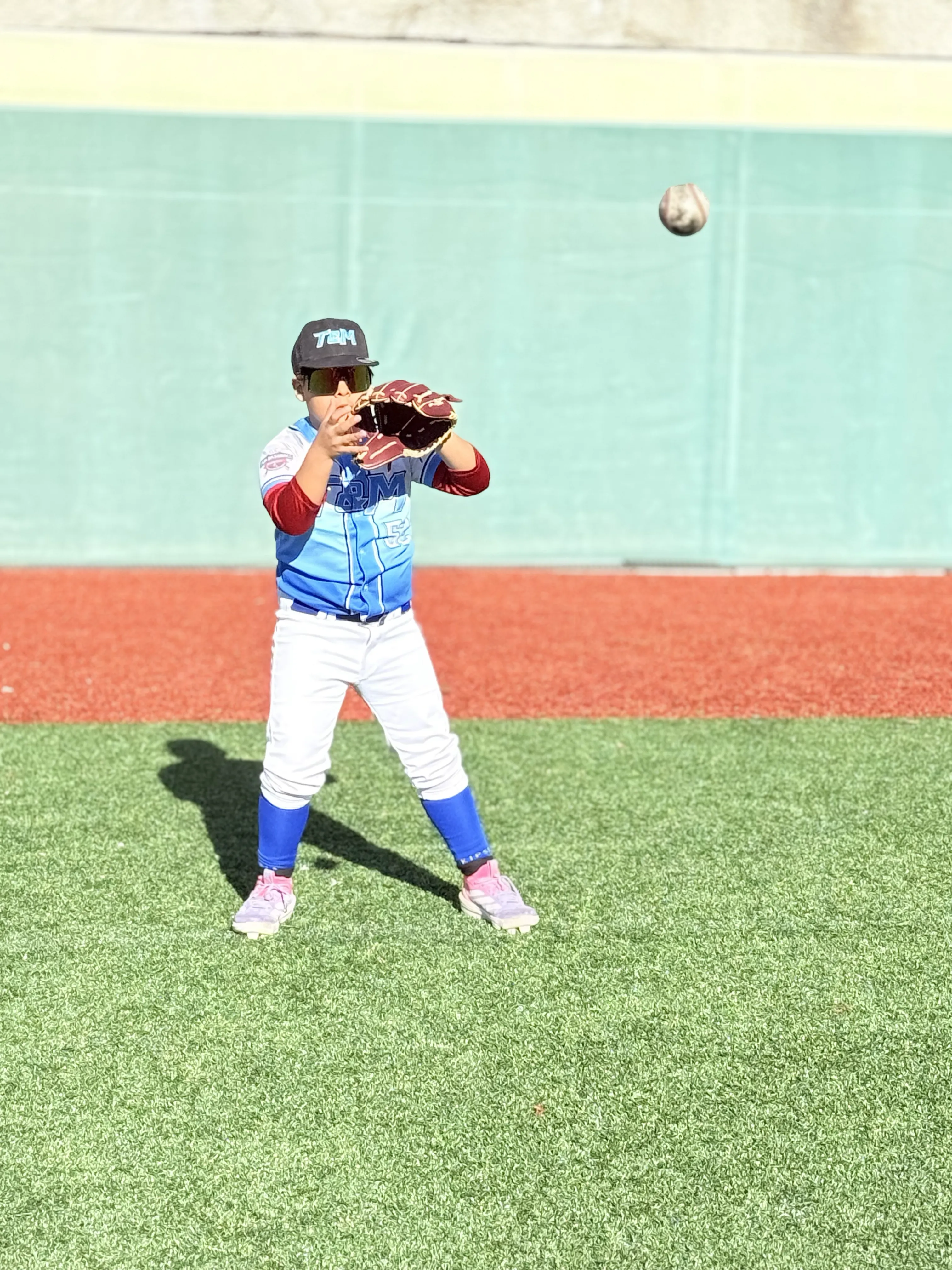 Jugador atrapando la pelota