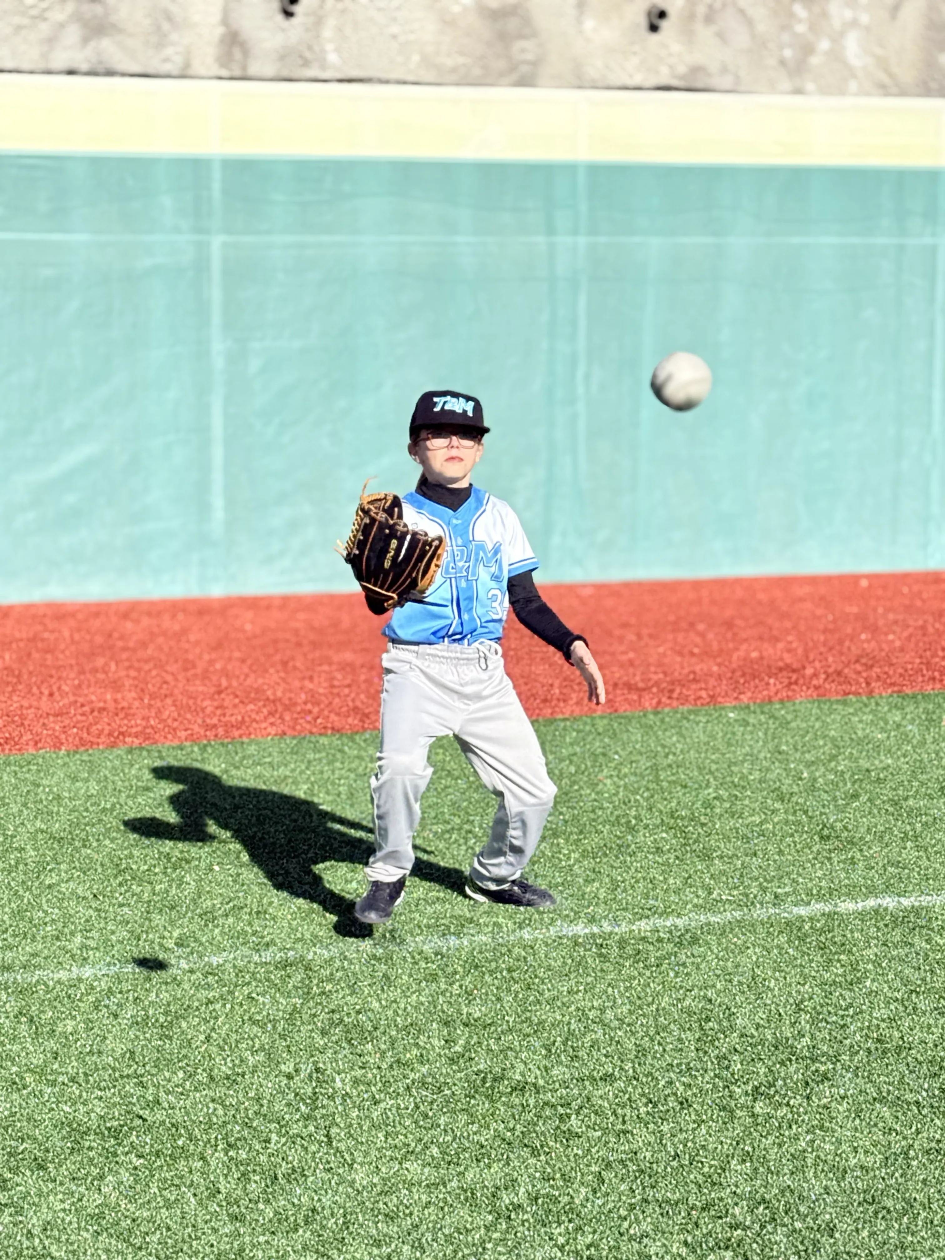 Niño practicando lanzamiento